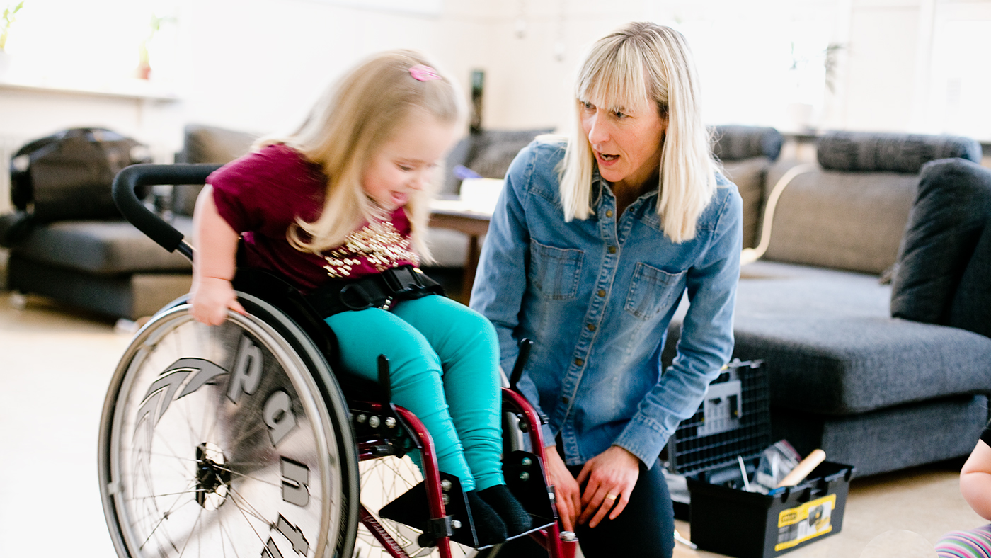 Flicka som provar rullstol på habiliteringskliniken